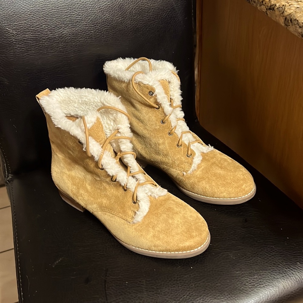 Womans winter ankle booties fur lined